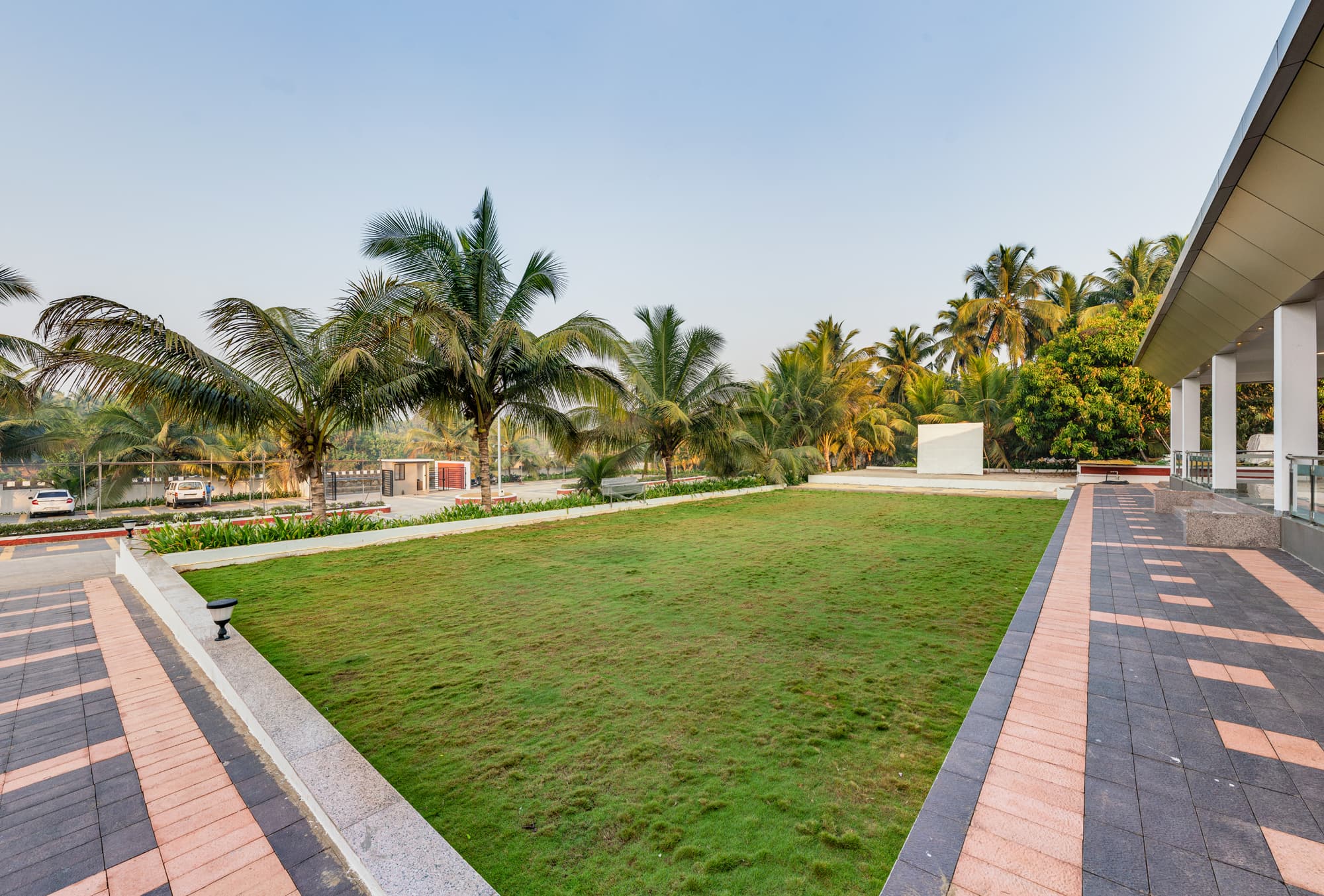 Outdoor lawn